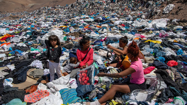 Čeští recyklátoři v poušti Atacama: Oblečení ze skládek rychlé módy mění třeba v koberečky do aut