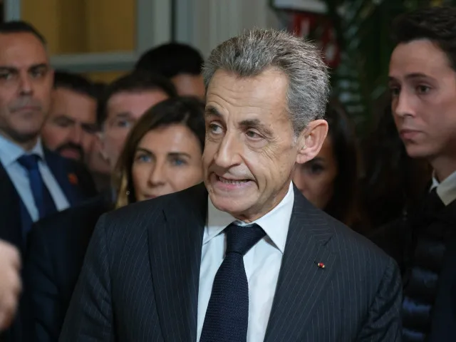 Exprezident Sarkozy musí na kotníku nosit elektronický náramek. Soud potvrdil rozsudek za korupci