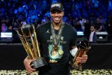 Milwaukee porazilo Oklahomu a slaví premiérový triumf v NBA Cupu, 26 body pomohl Adetokunbo