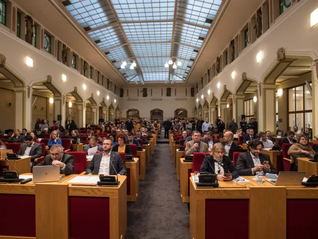 Šéf magistrátu má další škraloup, po rekordních odměnách asistentce rozdával i parkování zdarma