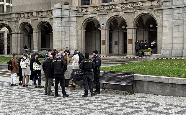 Desítky policistů hledaly v centru Prahy ozbrojeného muže. Volající nejspíš lhal