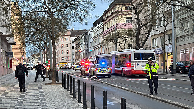 Francouzská ulice je uzavřena kvůli podezřelému předmětu, zasahuje pyrotechnik