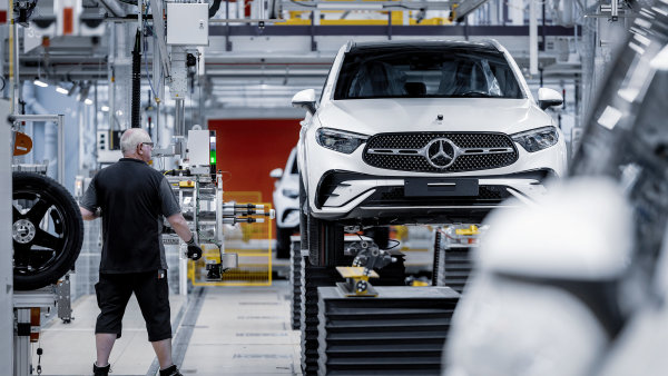 Manažerské zemětřesení v Mercedesu-Benz. Automobilka ztrácí, rošádu odnáší firemní veteráni