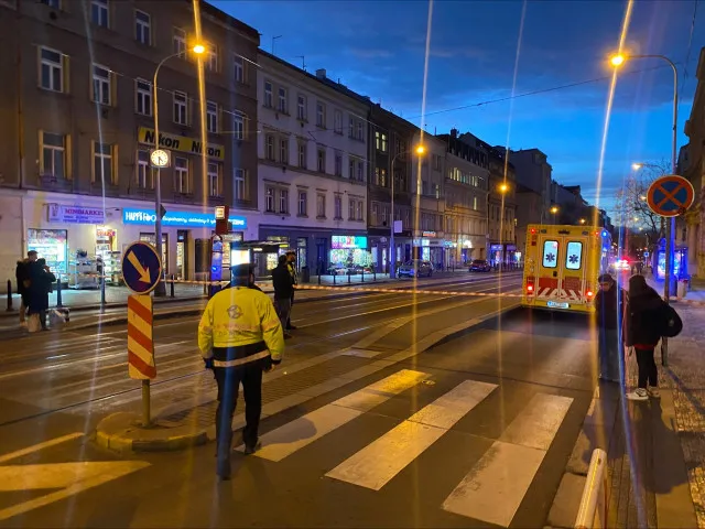 Manévry policie a pyrotechniků v Praze. Prověřují více podezřelých zavazadel