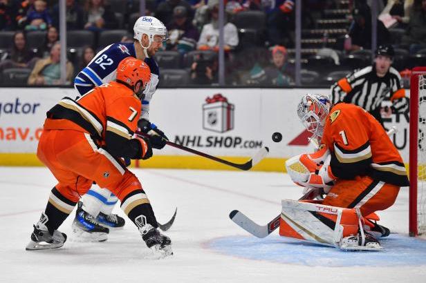 

Dostál chytal, Gudas nahrával a Anaheim zdolal lídra NHL, Vejmelka pomohl k výhře Utahu

