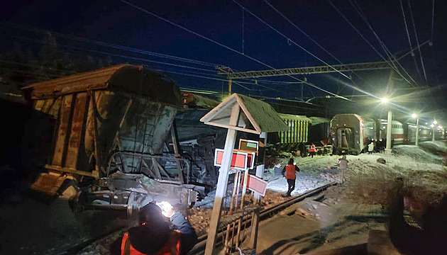 Po srážce vlaků v Rusku jsou dva mrtví a desítky zraněných, strojvůdce zatkli