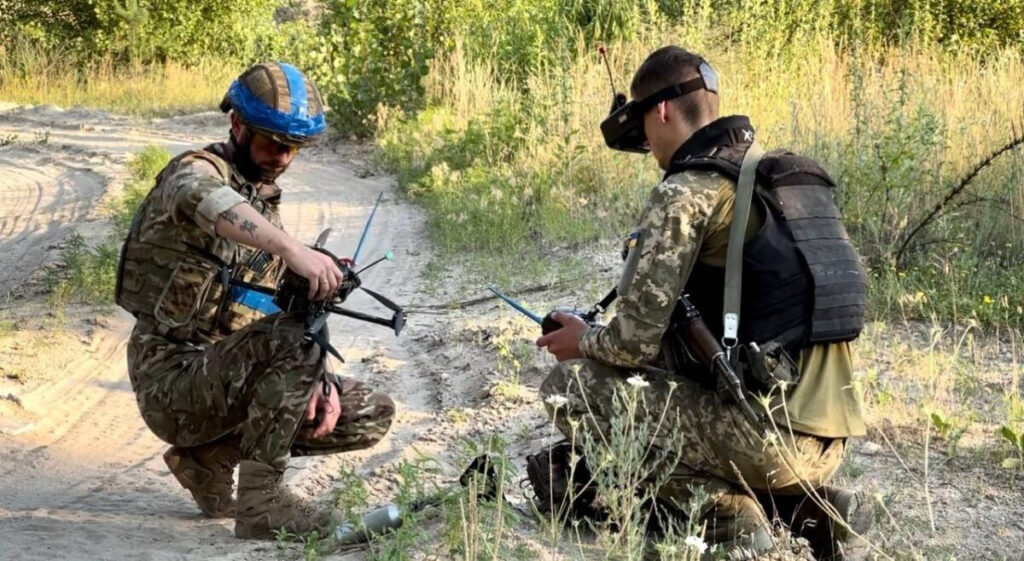 VIDEO: Ukrajinci uvítali Severokorejce vánočními drony. Hlavice ozdobili plyšáky