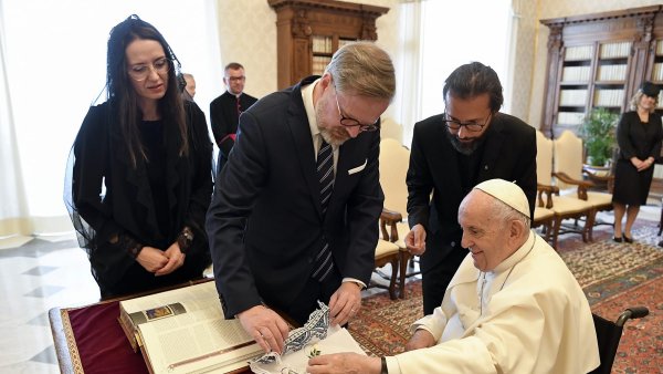 Bude se krýt zneužívání, nebo jde o hon na faráře? Oč jde ve smlouvě s Vatikánem, kterou řeší poslanci