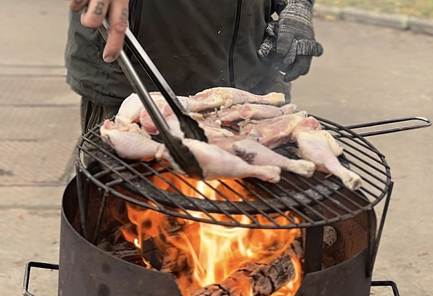 Hromas vařil seniorům svůj vítězný keškek z Gastroclashe pro TV Óčko