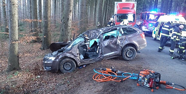 Řidič havaroval v lesním úseku plném zatáček, po nárazu do stromu zemřel