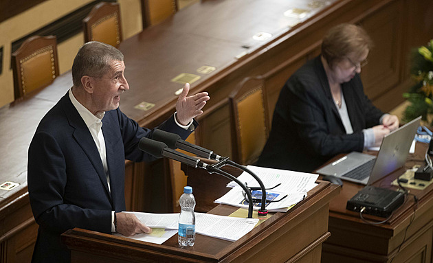 Scházíme se, aby premiér měl příští rok o 19 tisíc vyšší plat, řekl Babiš