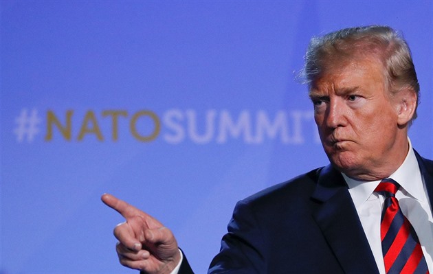 Trump přitvrzuje. Po spojencích v NATO požaduje pět procent HDP na obranu