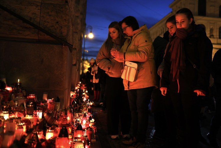 FOTO: Slzy, bolest a šok. Připomeňte si loňské události po masakru na fakultě pohledem Jana Šibíka