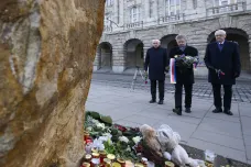 Měli bychom zůstat odvážní a žít svůj život, řekl Vystrčil před filozofickou fakultou