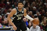 Milwaukee podlehlo Clevelandu 101:124, Adetokunbo zapsal 33 bodů. Oklahoma protáhla vítěznou sérii