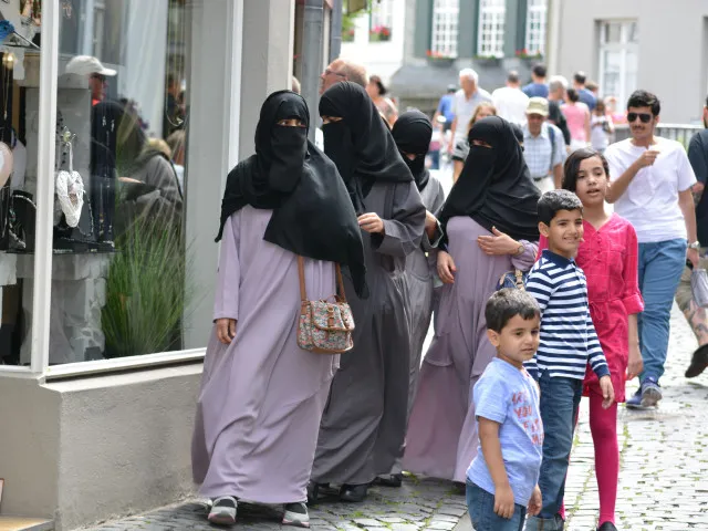 Stát se vytrácí. Británie se stala západní metropolí práva šaría. Polygamie, „manželství pro potěšení,“ bití