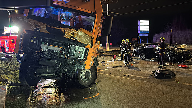 U Strašnic bourala dvě osobní auta s nákladním, na místě je pět zraněných