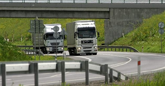 Obce v podhůří Brd žádají zákaz kamionů. Krátí si přes ně cestu