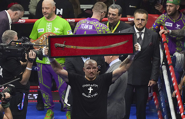 Pan Neporazitelný uhájil trůn v těžké váze. Usyk znovu zdolal Furyho