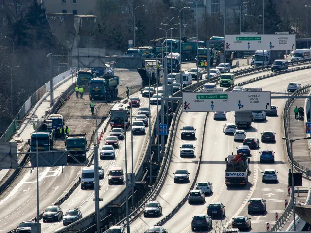 Tvrdší emisní limity hrozí automobilkám likvidačními pokutami, spásná elektroauta ale netáhnou