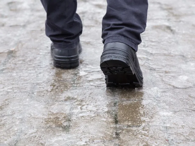 V západní části ČR včetně Prahy se může tvořit náledí, varují meteorologové