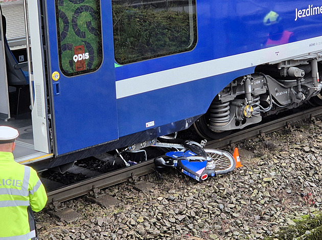 Čtrnáctiletého cyklistu srazil vlak. Těžce zraněného jej transportoval vrtulník