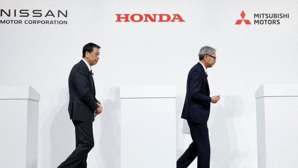 Honda a Nissan chtějí společně vytvořit konkurenci pro VW a Toyotu. Je to zoufalý krok, říká uprchlý Ghosn