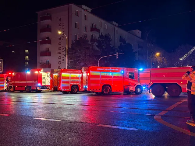 OBRAZEM: Noční zásah hasičů při požáru výškové budovy v Hloubětíně