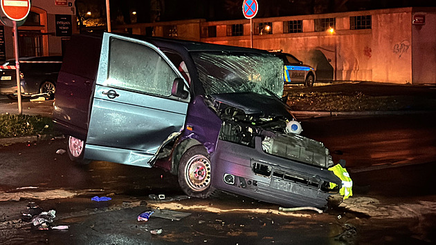 Spěchající řidič s dodávkou vyletěl ze silnice, náraz do sloupu nepřežil