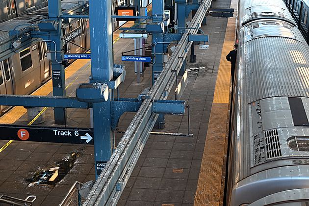 Útočník v newyorském metru zapálil cestující. Pak se díval, jak jeho oběť hoří