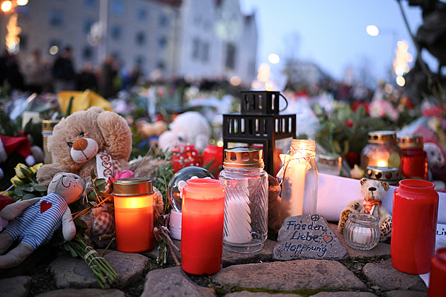 Útočník z Magdeburku asi trpí duševní nemocí. Raději ho oblékli do papíru