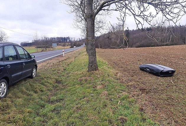 Zlatavému SUV ulétl za jízdy střešní box a skončil na poli. Policie hledá majitele