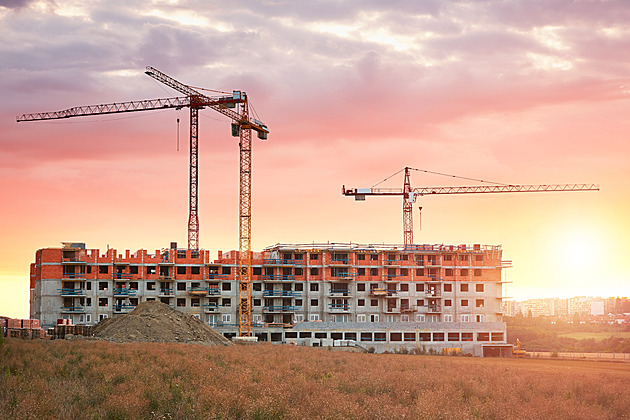 Lék na krizi bydlení. Snížit dávky, podpořit výstavbu, radí experti vládě