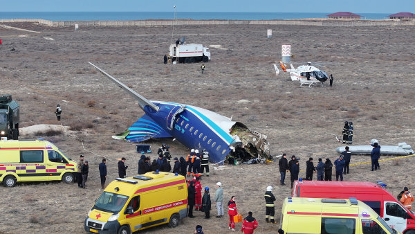 Aerolinky AZAL pozastavují lety do Čečenska. Zřícený letoun zřejmě čelil rušení GPS a neustále měnil výšku