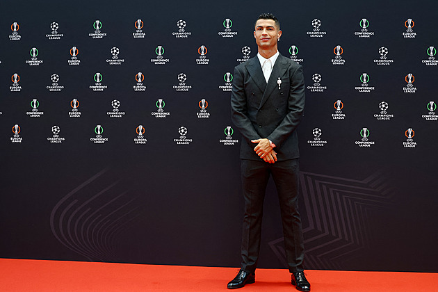 Trošku zima, hlásí polonahý Ronaldo. Rodinu vyvezl do Laponska