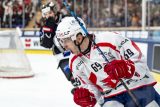 Hokejisté Pardubic zvládli vstup do Spengler Cupu, švýcarský Fribourg přetlačili 3:2 po nájezdech