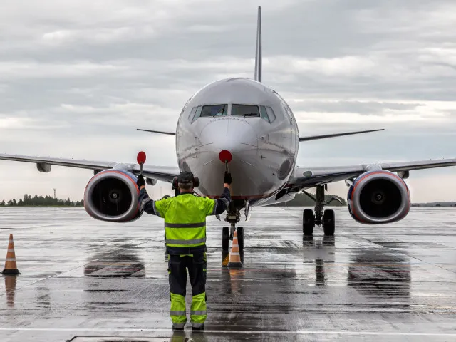 Komisař pro klima vyrazil do boje proti aerolinkám. „Létání nebude dostupné“