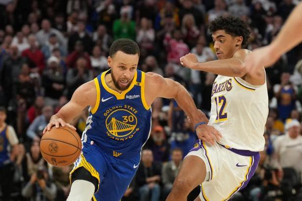 

Curryho comeback Warriors nestačil. Sekundu před koncem rozhodl Reaves

