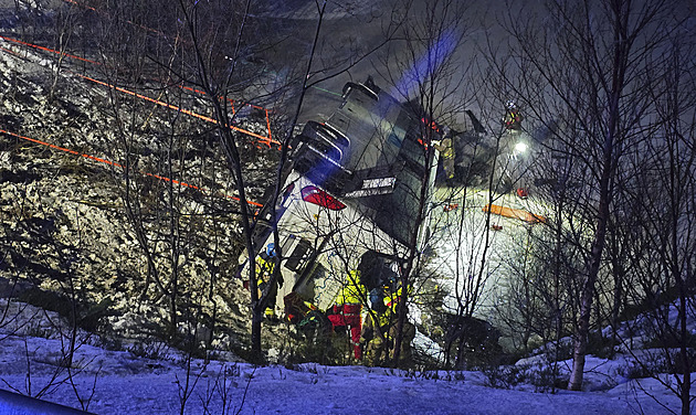 Plný autobus i s cizinci havaroval do jezera u Lofot, zemřeli tři lidé