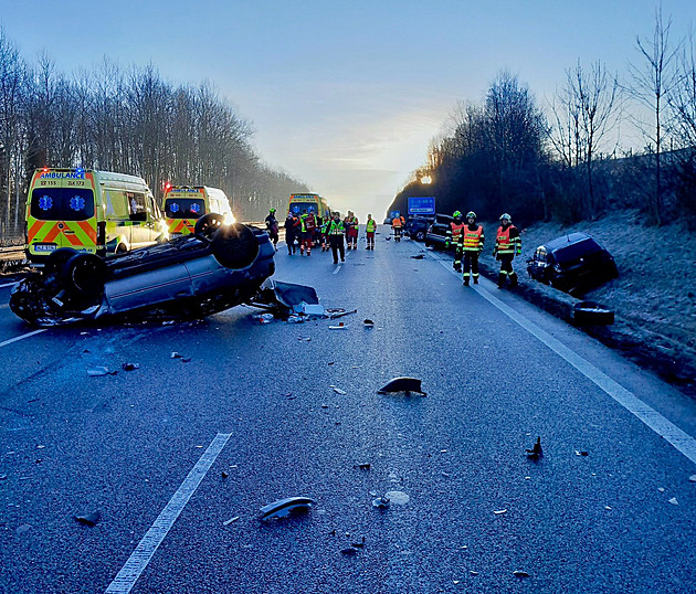 Po srážce pěti aut je 12 zraněných. Silnice na Liberecku je uzavřená