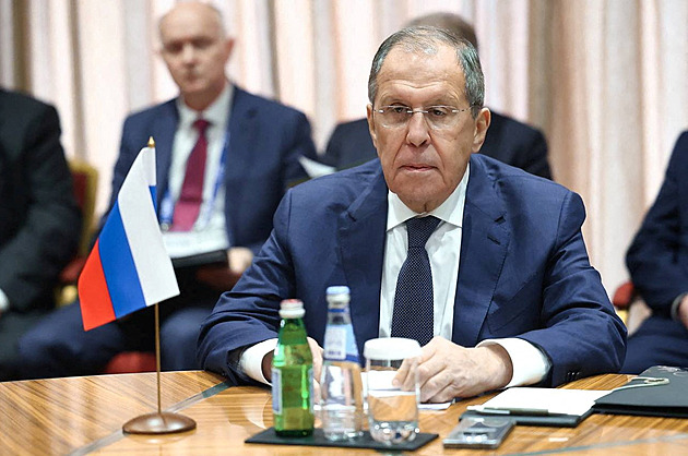 Příměří stačit nebude, Ukrajina by se nadechla k zásadnímu úderu, prohlásil Lavrov