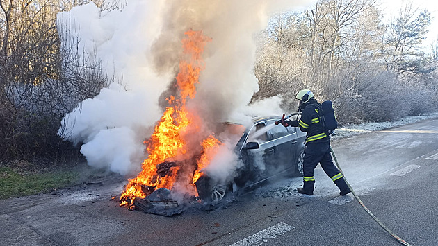 Auto začalo hořet za jízdy, řidič stihl včas vystoupit