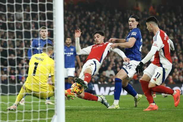 

Arsenal bez Saky udolal Ipswich a dostal se před Chelsea na druhé místo

