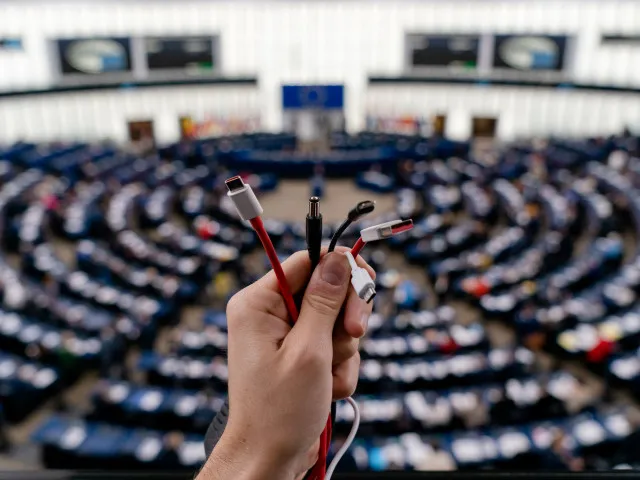 Už jen jednu nabíječku. Z nařízení EU se sjednocují porty u elektroniky na jediné USB