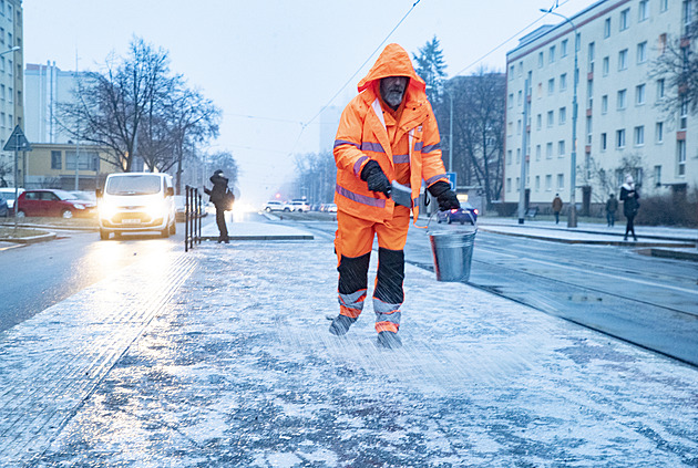 V dalších dnech hrozí v celé zemi náledí, varují řidiče meteorologové