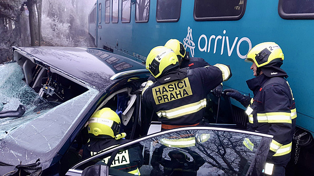 V Liboci se po devíti dnech opět srazilo auto s vlakem, hasiči řidiče vyprostili