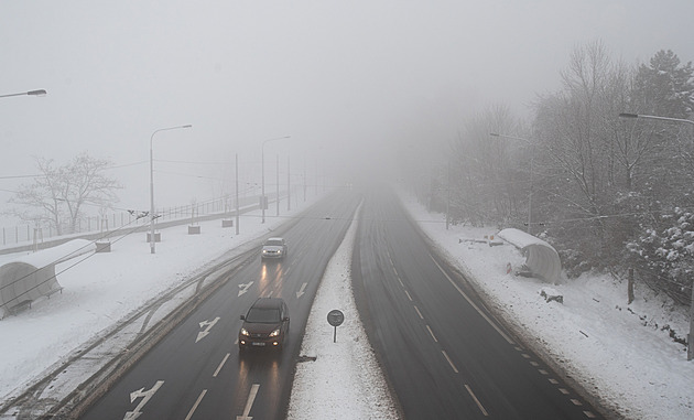 Na východě Čech hrozí mlhy a náledí. Moravskoslezský kraj trápí smog