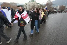 Protivládní protest v Gruzii nabral formu lidského řetězu