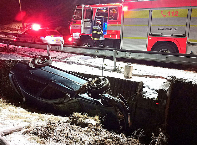 V Nedašově Lhotě skončilo auto na střeše v potoce, zraněné vytáhli svědci