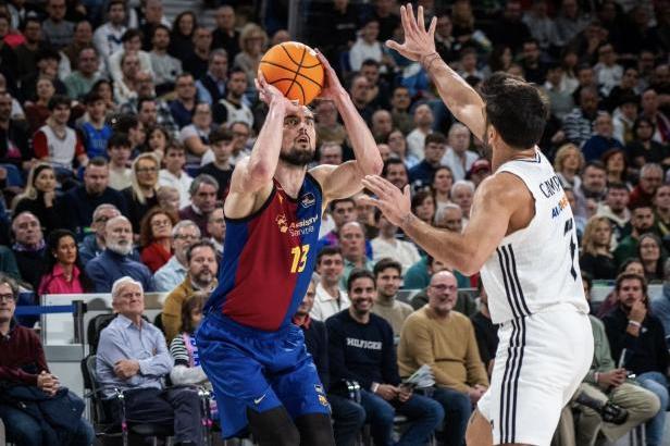 

Barcelona s českým duem těsně prohrála basketbalové El Clásico

